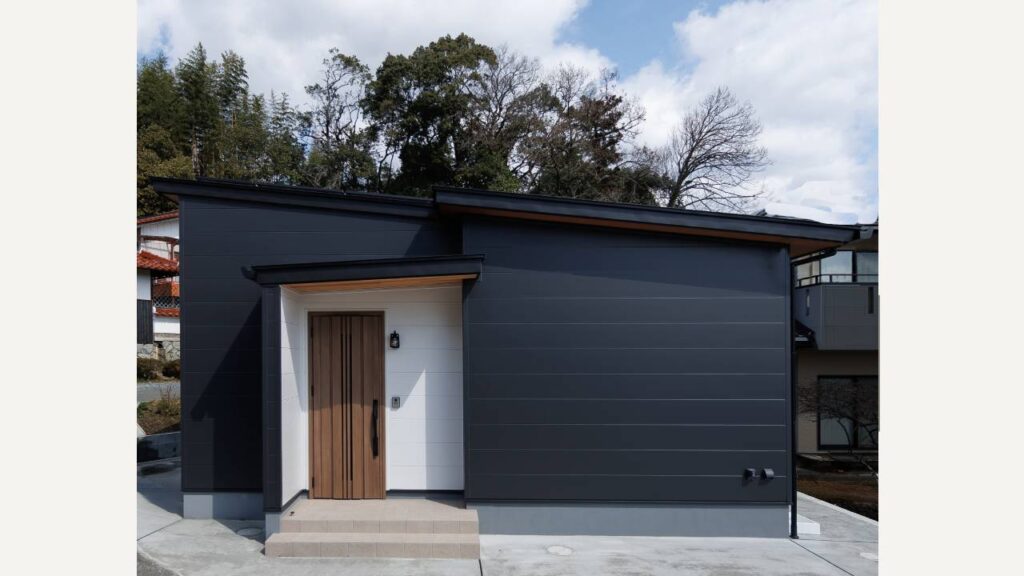 片流れのモノクロ平屋の家