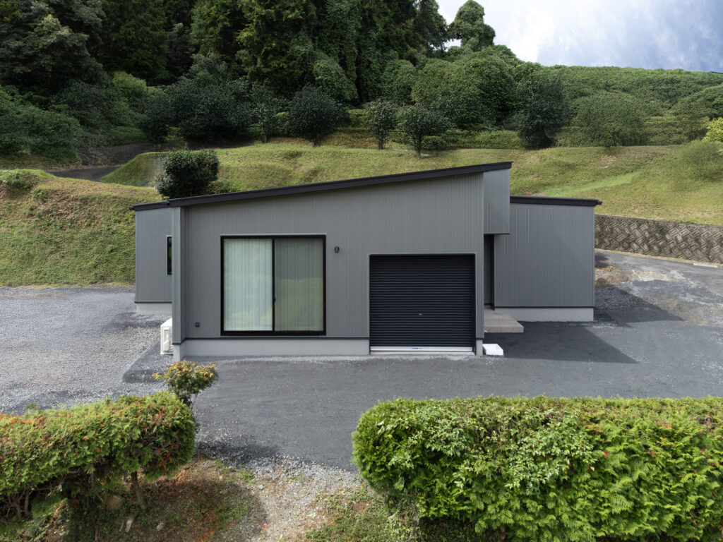 暮らしやすさを追求したバイクガレージ付き平屋|静かな環境に建つ注文住宅