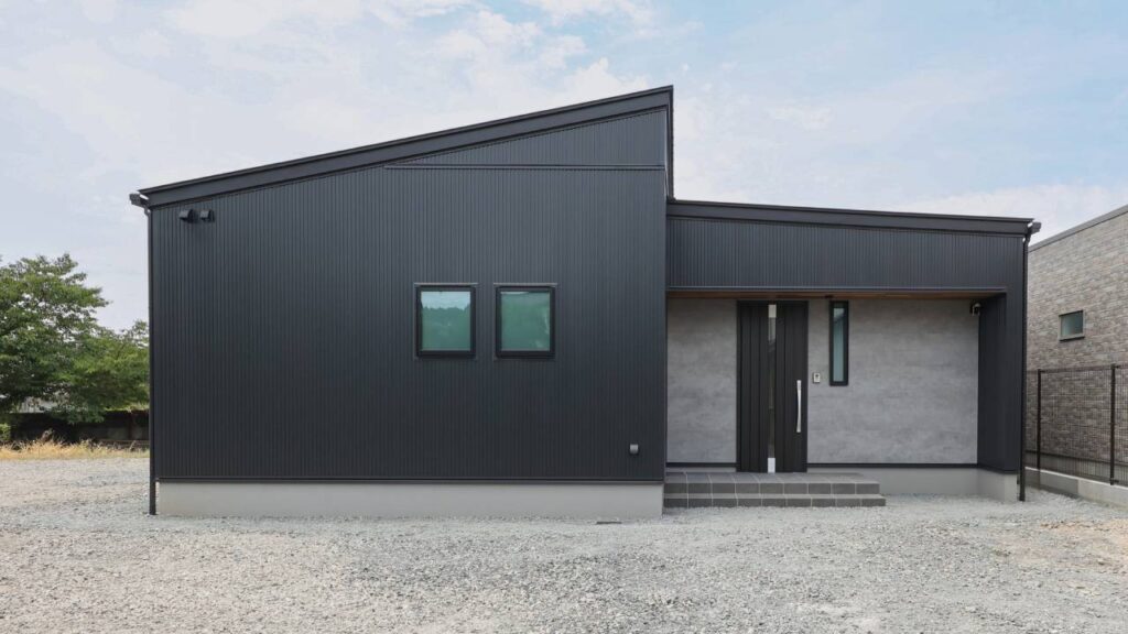 片流れ屋根が印象的なガルバリウム平屋の注文住宅
