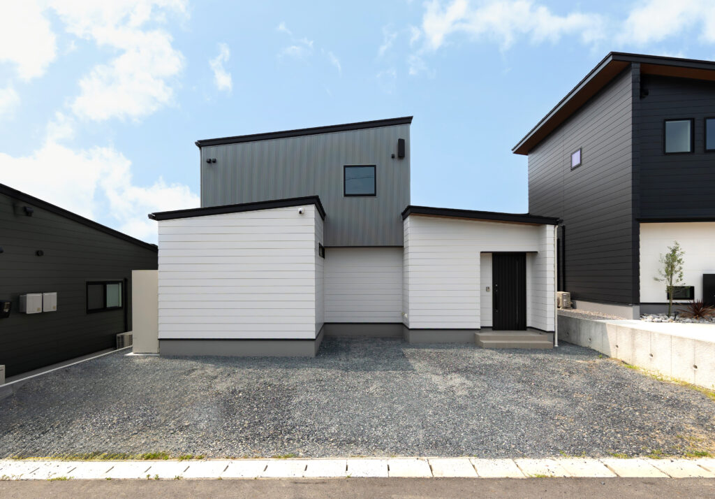 ホワイト×グレーのツートン外観｜片流れ屋根のシンプルモダンな家【岡山県県北】