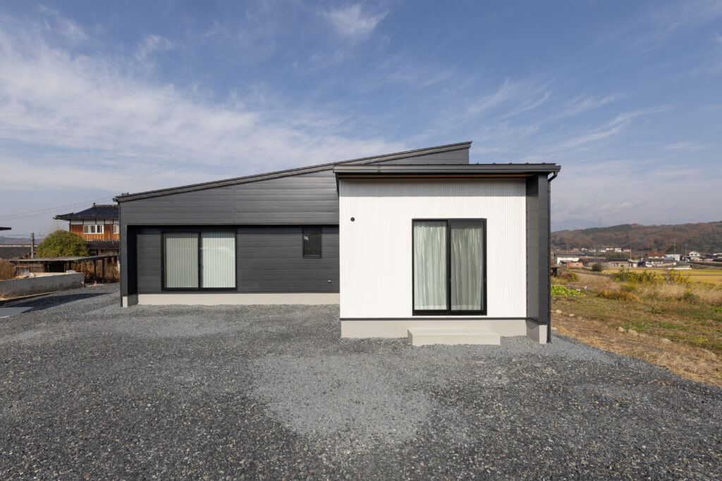 岡山県北で人気の平屋｜勾配天井の開放的なLDKとモダン外観の注文住宅｜津山市の施工事例