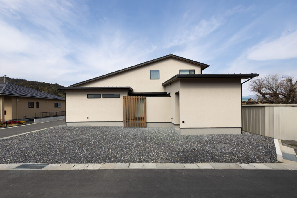 岡山県鏡野町｜中庭がもたらす光と開放感。無垢床の温もりと外壁が美しい、2階建てデザイン住宅
