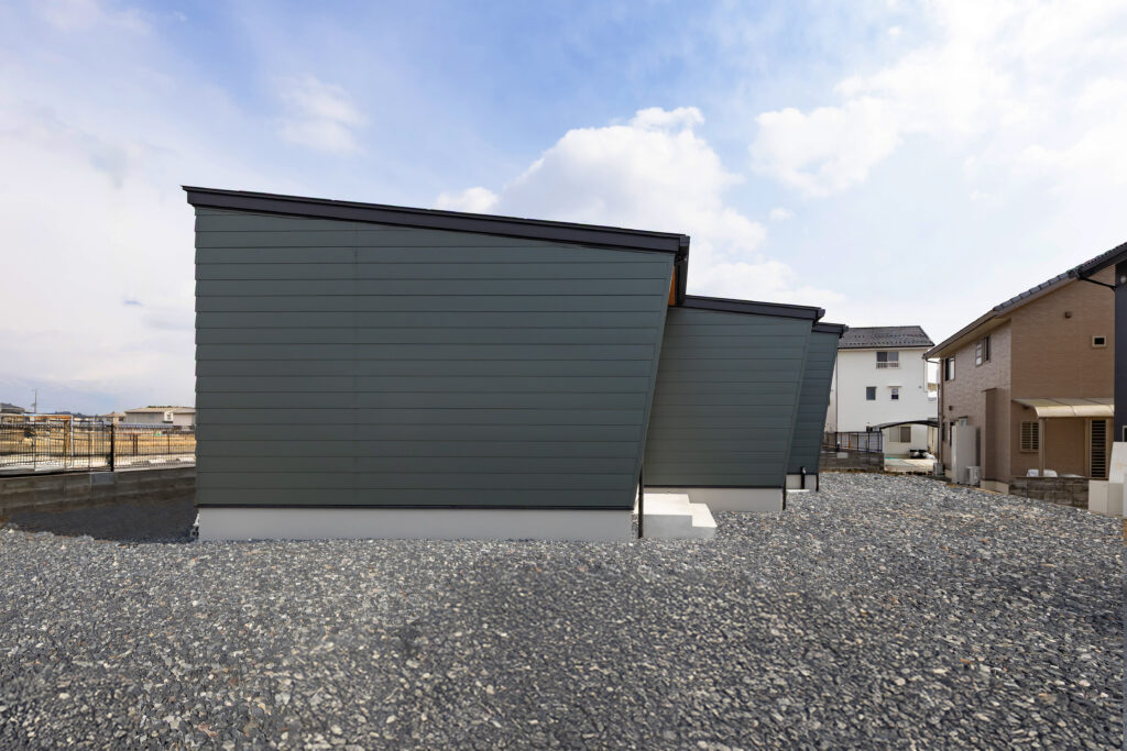 津山市｜木目天井と間接照明が彩る、モダンなデザイン住宅