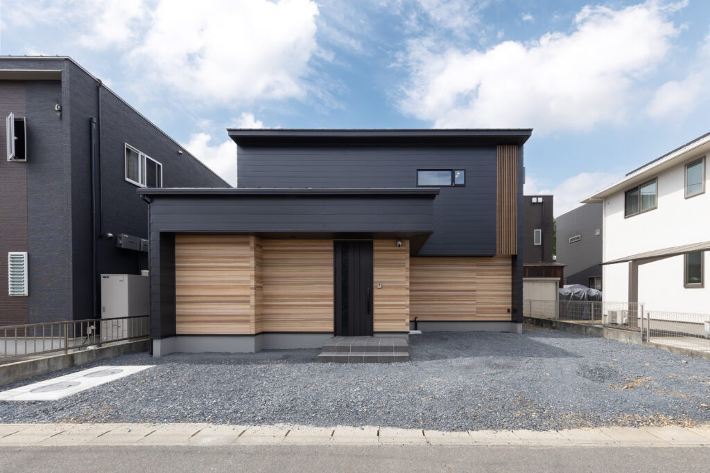 吹き抜けリビングとアイアン手摺が映える、モダンな2階建て注文住宅