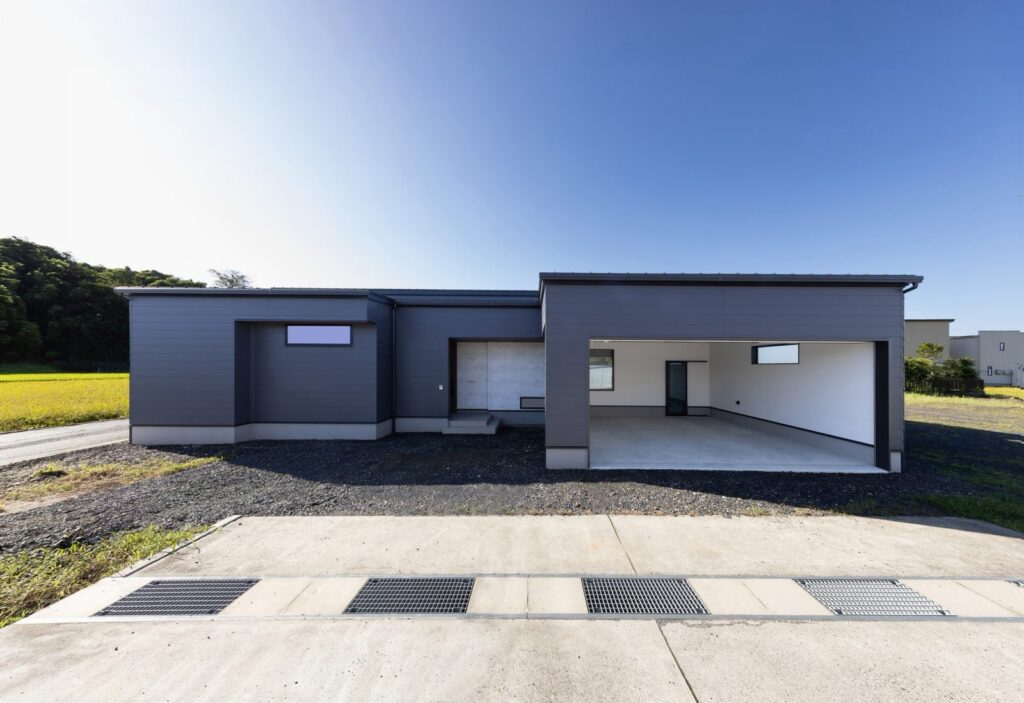 シャッターを開けたインナーガレージのある平屋の外観