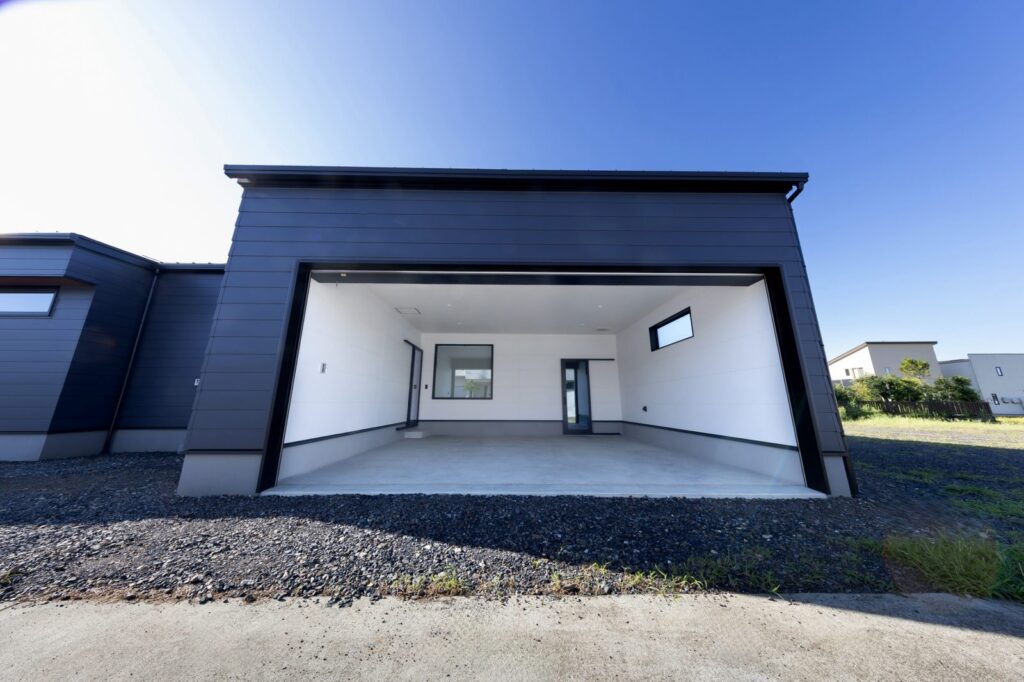 片流れ屋根の建物に組み込まれたインナーガレージ