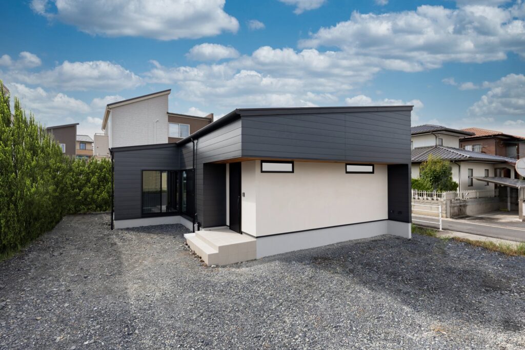 黒と白の外壁を組み合わせた平屋の外観