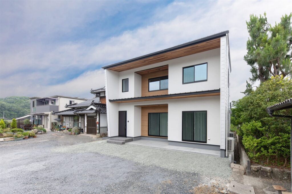 吹き抜けの玄関にレッドシダー。津山市の木のぬくもりあふれる2階建て