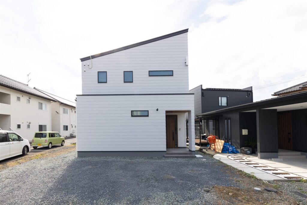 真っ白なガルバにレッドシダー。津山市の子育てが楽しくなる2階建て