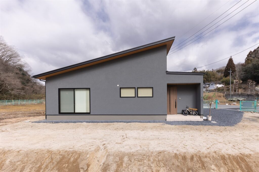 子どもの隠れ部屋になる中二階。美作市の勾配天井の平屋