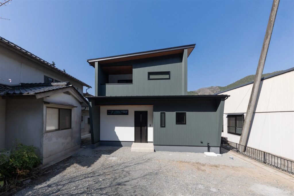 モスグリーン×ホワイト×木目。真庭市の吹き抜けリビングの2階建て