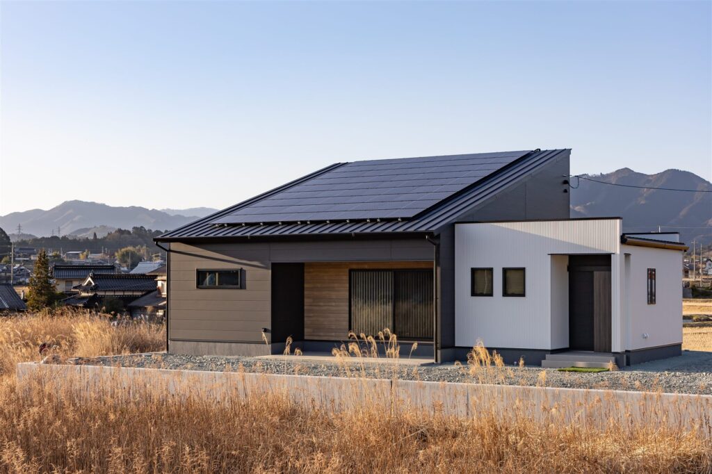 太陽光パネルを載せた高断熱の平屋。鏡野町の白×黒×木目の住まい
