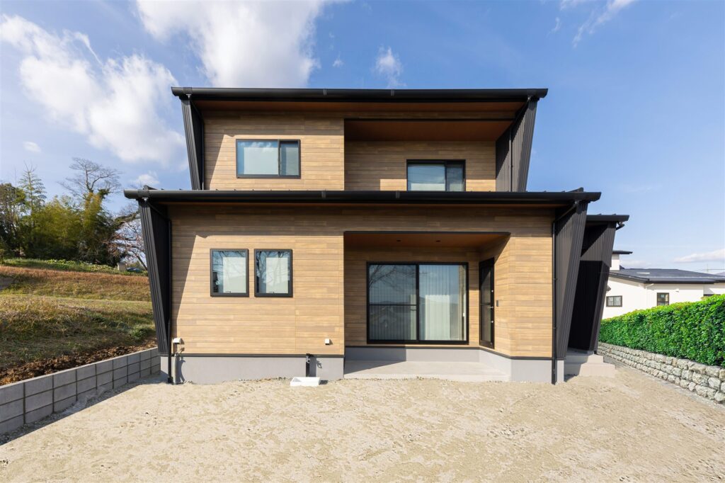 木目調の外壁で高級感のあるモダンスタイル。津山市の2階建て