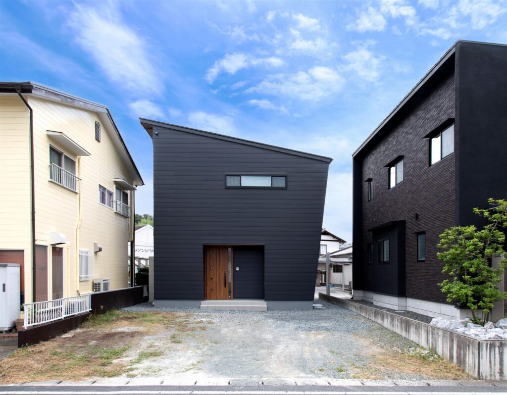 ガルバ×レッドシダーと吹き抜けのアイアン階段。津山市のシンプルモダンな2階建て