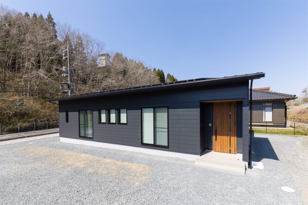 勾配天井とシーリングファンの開放感。美作市のスタイリッシュな平屋