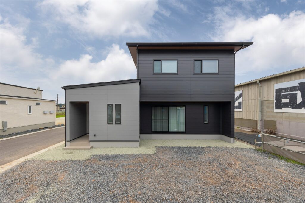 ペールアッシュ×マットブラック。勝央町の小上がり畳のある2階建て