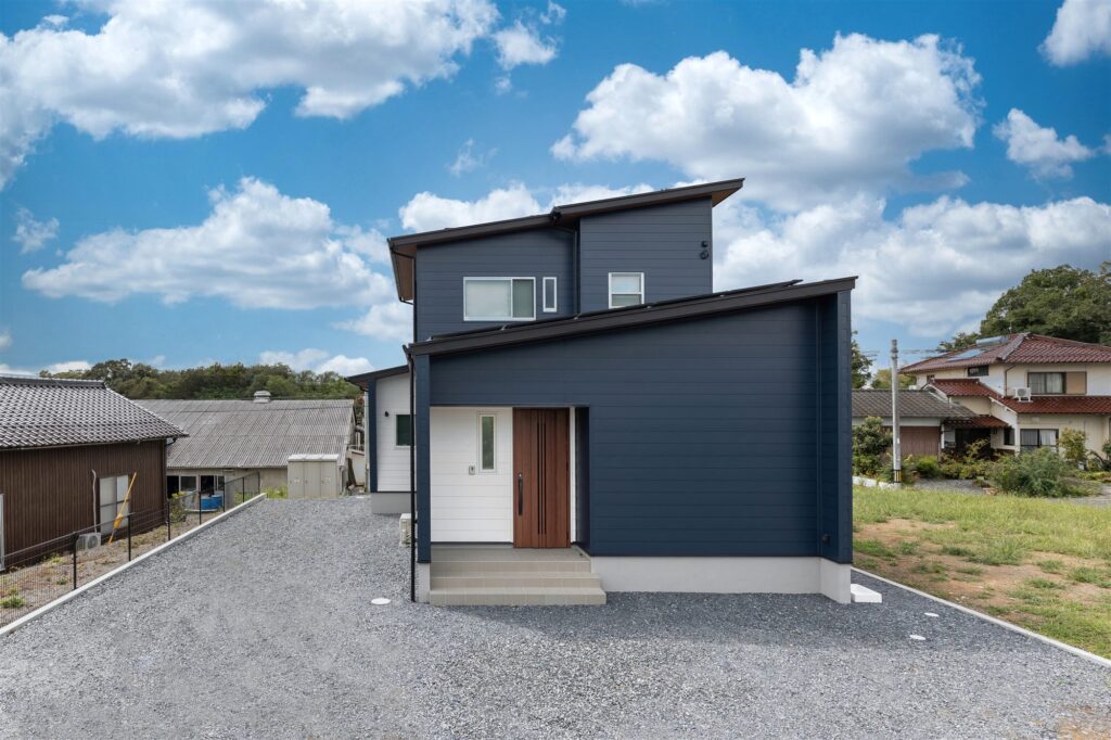 クールネイビー×ネオホワイト。奈義町のスタイリッシュな2階建て
