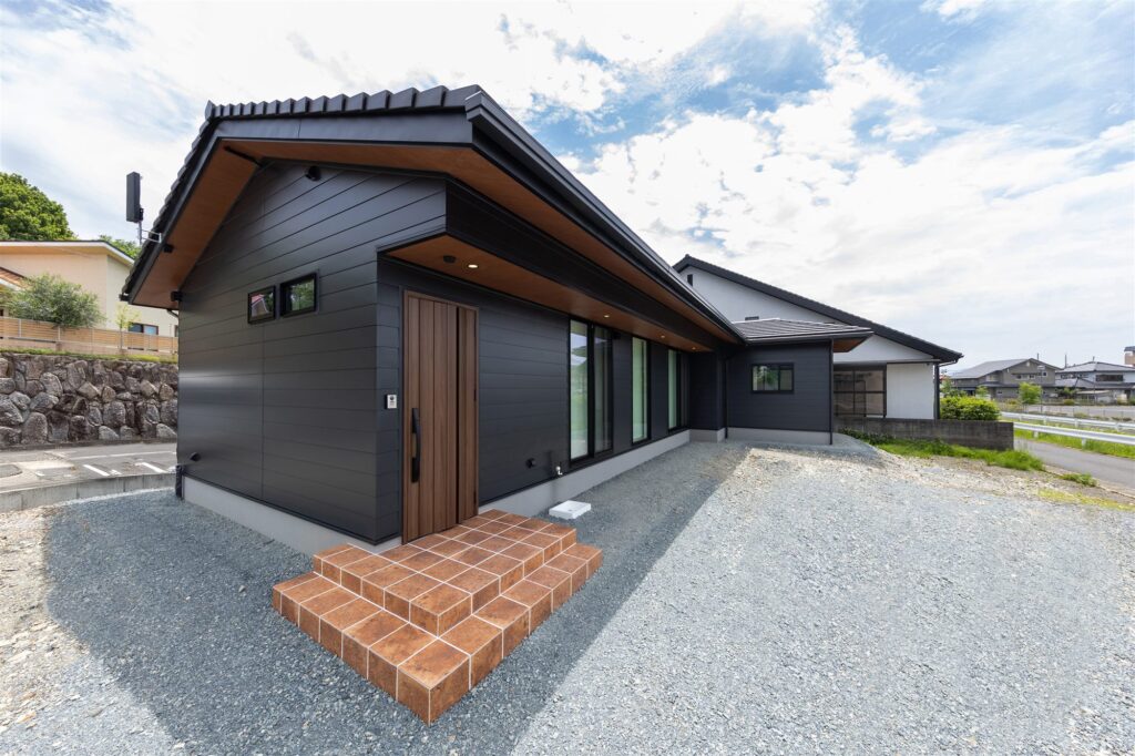 平板瓦とマットブラックの外壁。津山市の和モダン平屋
