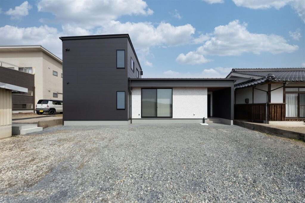 平屋の暮らしやすさと2階建ての機能性。鏡野町のスタイリッシュな半平屋