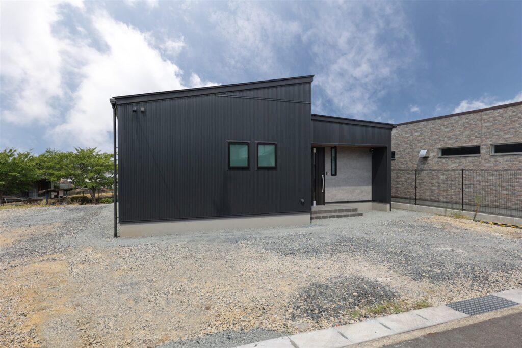 黒のガルバに片流れ屋根。猫と暮らす津山市のかっこいい平屋